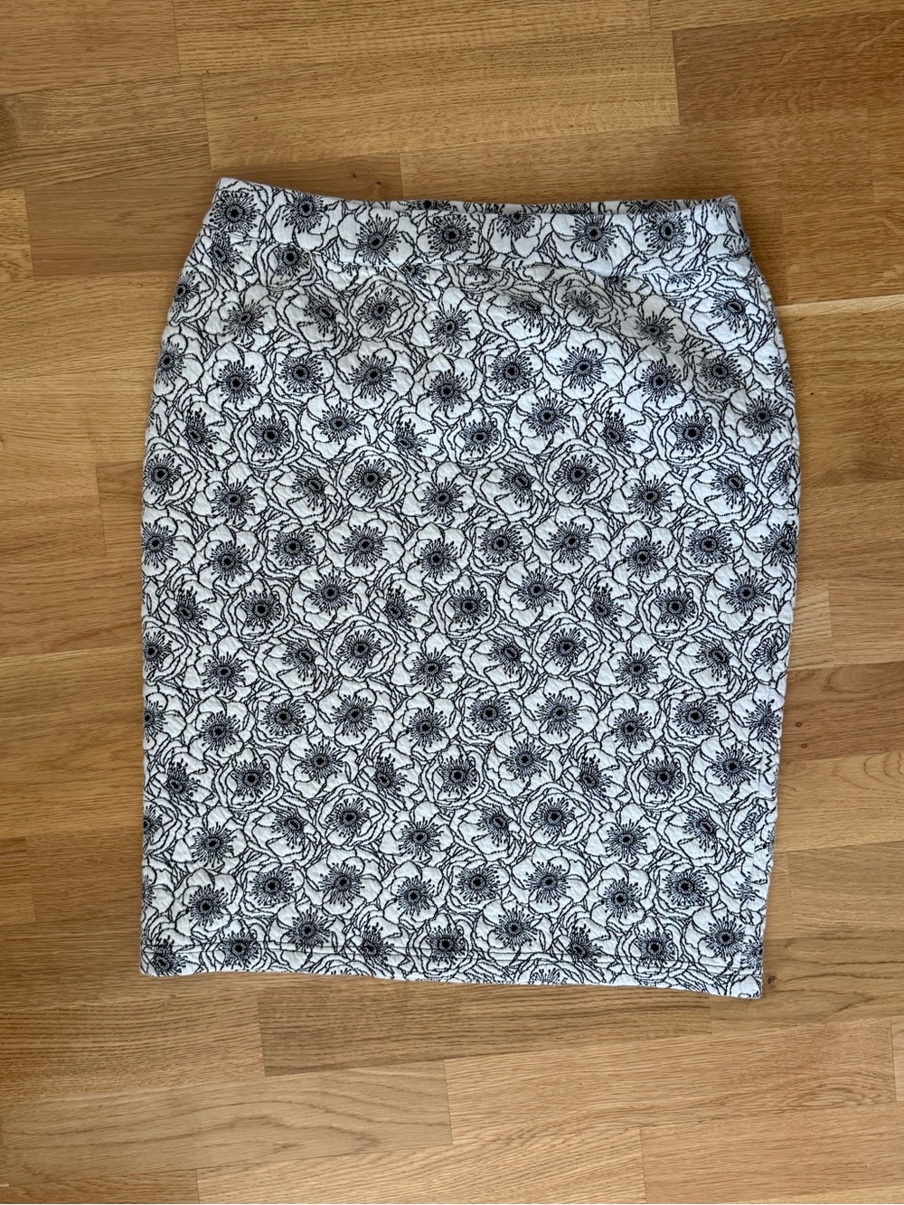 41 Hawthorn Black and White Floral Pencil Skirt